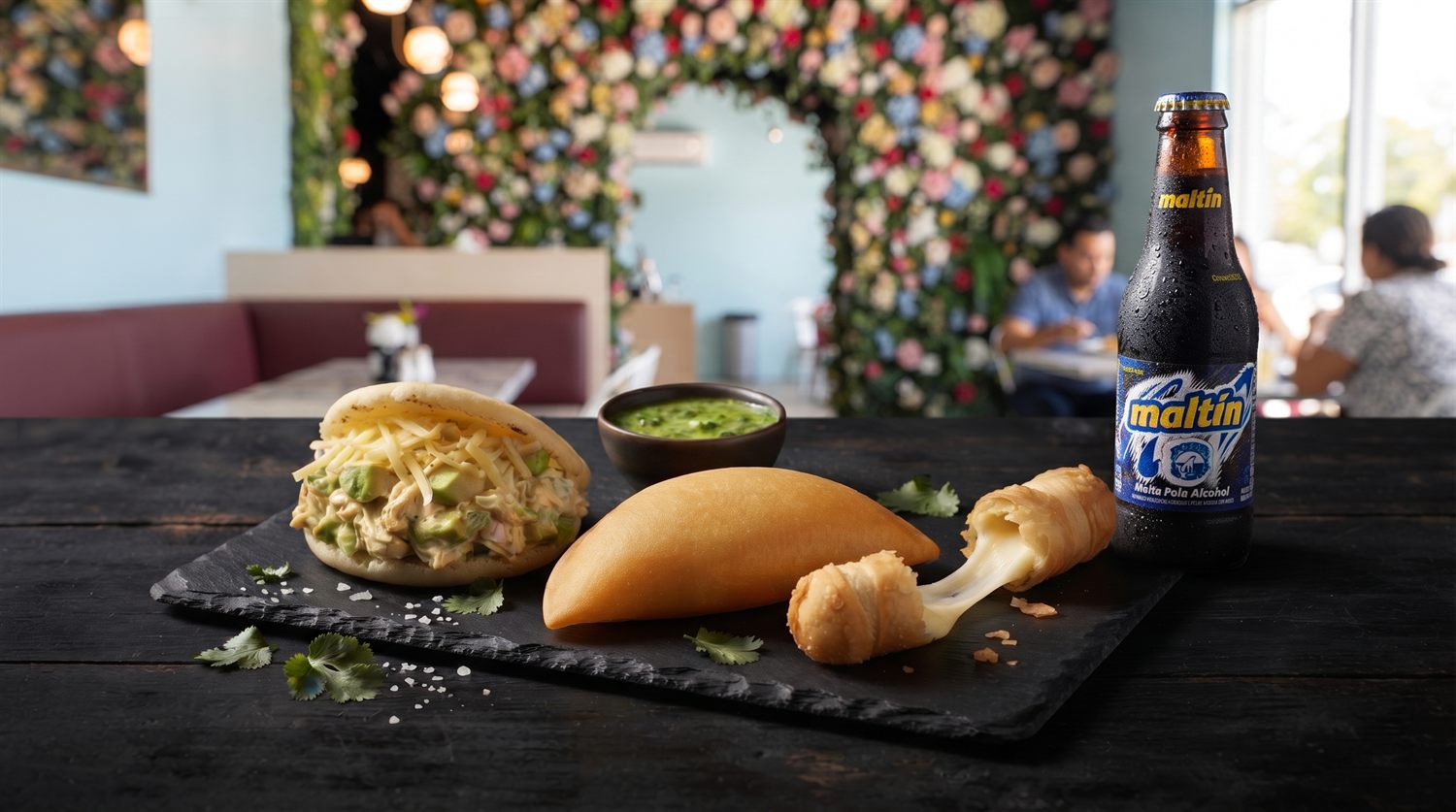 Bandeja de comida venezolana: empanadas, tequeños y arepas